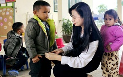 Diễn viên, họa sĩ Lương Giang mang áo ấm đến với trẻ em vùng cao