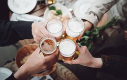 "Bật mí" 7 cách uống rượu hạn chế say vào dịp cuối năm