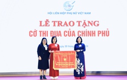 Tập thể Văn phòng TƯ Hội LHPN Việt Nam nhận Cờ thi đua của Chính phủ