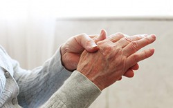 Bàn tay có 10 dấu hiệu này cần đi khám sớm