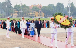 Đoàn đại biểu phụ nữ cao tuổi tiêu biểu toàn quốc viếng Lăng Chủ tịch Hồ Chí Minh
