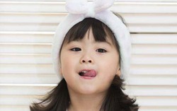 Cha mẹ hãy chú ý tới việc con cái hay liếm môi, có thể trẻ mắc căn bệnh này