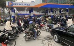Chen chúc, chờ đến lượt đổ xăng ngày sát Tết