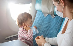 Trẻ bị viêm tai đi máy bay có ảnh hưởng gì không?