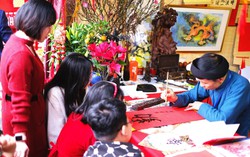 Người dân Thủ đô chen chân xin chữ đầu năm tại Văn Miếu - Quốc Tử Giám
