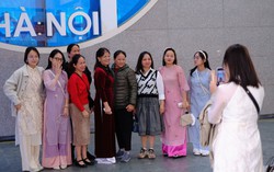 Người dân Hà Nội xúng xính váy hoa đi du xuân bằng tàu điện, thích thú ngắm nhìn thành phố từ trên cao