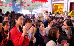 “Biển người” chen chân đi lễ Phủ Tây Hồ, nhiều hàng bánh tôm kiếm bộn tiền trong ngày Tết