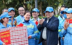 Thủ tướng thăm, tặng quà người lao động làm việc xuyên Tết