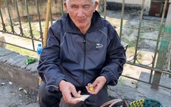 “Thu nhập” của cụ ông mù bán tăm tăng vọt trong những ngày Tết nguyên đán