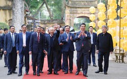 Tổng Bí thư Nguyễn Phú Trọng dâng hương tại Hoàng thành Thăng Long