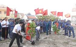 Trồng hàng nghìn cây xanh ở Trường Sa hưởng ứng "Tết trồng cây"