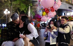 Các cặp đôi đổ ra đường tận hưởng không khí ngọt ngào đêm Valentine Hà thành