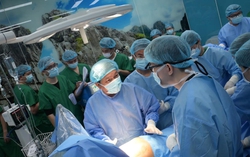 Gần 100 y, bác sĩ thực hiện thành công ca ghép phổi cứu sống nữ bệnh nhân trẻ 