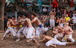 Trai tráng "mình đồng da sắt" hừng hực "chiến đấu" trong lễ hội vật cầu độc đáo làng Thúy Lĩnh