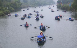 Hàng vạn người “đội mưa”, vạ vật đi lễ trong ngày khai hội chùa Hương