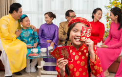 Cha mẹ lo lắng con sẽ dùng tiền lì xì mua đồ một cách phung phí