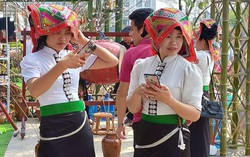 Hết Tết, nhiều phụ nữ ở Tây Bắc "hạ sơn" mưu sinh