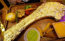 Bánh, thịt bò dát vàng "cháy hàng" trước nhu cầu "ăn vàng vào miệng" lấy may ngày vía Thần tài