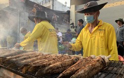 TPHCM: Thức xuyên đêm nướng 4 tấn cá lóc phục vụ ngày vía Thần tài