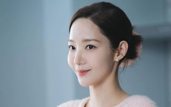 Dường như đến chiếc scrunchies cũng thể hiện được sự thay đổi của "phú bà" Park Min Young 
