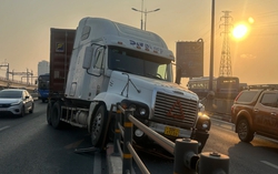 TPHCM: Cầu Sài Gòn ùn ứ kéo dài do xe container tông vào dải phân cách