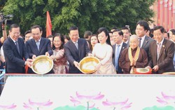 Chủ tịch nước Võ Văn Thưởng thực hiện nghi thức thả cá chép tiễn ông Công, ông Táo