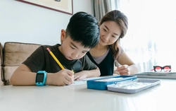 Bà mẹ Hà Nội khẩn thiết nhờ tư vấn khóa học cho con, nhiều phụ huynh chê trách