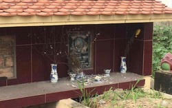 Hàng loạt ngôi mộ ở Tây Mỗ (Hà Nội) bị đập bát hương