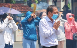 TPHCM: Người dân mướt mồ hôi thắp nhang lễ chùa giữa trưa nắng 37 độ C 