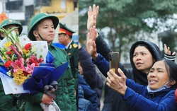 Hà Nội: Cha mẹ, người thân bịn rịn tiễn tân binh lên đường nhập ngũ