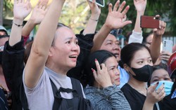 Mẹ đứng trước cổng dõi xem con mặc áo lính trong ngày nhập ngũ