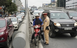Đi xe máy lên Vành đai 2 vì "trời lạnh, sợ đi làm muộn", hàng loạt tài xế xếp hàng nhận "phiếu phạt"