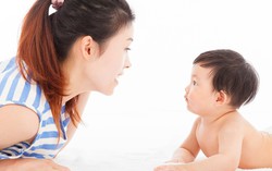Việc gần gũi giữa mẹ và trẻ sơ sinh kích thích sự đồng bộ não