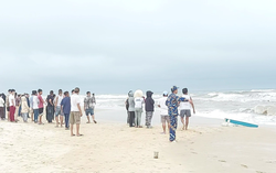 Vùng 3 Hải quân kịp thời cứu hộ 4 ngư dân bị lật ghe trên biển