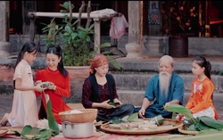 Nữ biên kịch ra MV ca nhạc đậm vị Tết xưa