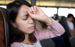 Mệt mỏi, chóng mặt kéo dài sau khi xuống tàu xe nên làm gì?