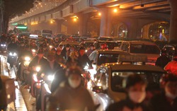 Giao thông Hà Nội ngày 26 Tết: Có nơi "dễ thở" lạ thường, có nơi tắc "không lối thoát"