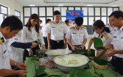 Bộ đội hải quân, kiểm ngư thi gói bánh chưng khi đón Tết xa nhà 