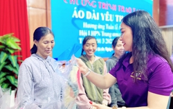 Tặng quà Tết cho phụ nữ làm công việc thu gom phế liệu