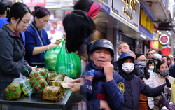 29 Tết, người Hà Nội xếp hàng dài mua bánh chưng, giò chả trên phố Hàng Bông