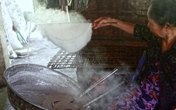 Hơn nửa thế kỷ gắn bó với chiếc bánh tráng di sản