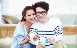 Mỗi khi đọc lại tin nhắn tràn ngập yêu đương của anh, cô đều cảm thấy trái tim lỡ nhịp