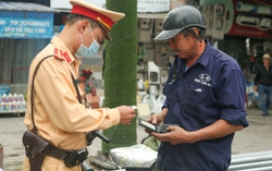 Cảnh sát giao thông Hà Nội xử lý hàng loạt xe chở hàng cồng kềnh trên đường phố