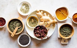 7 loại thảo mộc và gia vị giúp giảm đau do viêm khớp dạng thấp