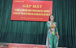 Nữ quân nhân quên hết mệt mỏi khi thấy đồng đội ăn ngon miệng