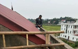 Bắc Giang: Kẻ dùng dao tấn công vợ và mẹ vợ rồi cố thủ trên nóc nhà nhảy xuống đất, bị thương nặng