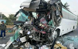 Xe khách bị xé toạc sau cú tông kinh hoàng, 1 người chết, 12 người bị thương 