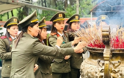 Phụ nữ Công an Hà Tĩnh dâng hương tại Khu di tích Ngã ba Đồng Lộc 