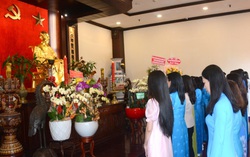 Đoàn đại biểu phụ nữ dâng hương, dâng hoa tưởng nhớ Chủ tịch Hồ Chí Minh