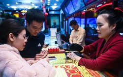 Giá vàng liên tục lao dốc, vì sao?